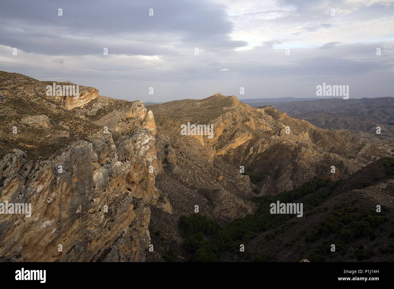 España - LA RIOJA - Rioja Baja (distrito). paisaje de montaña camino a Navajún (Valle de Alhama); zona importante por su minería. Foto de stock