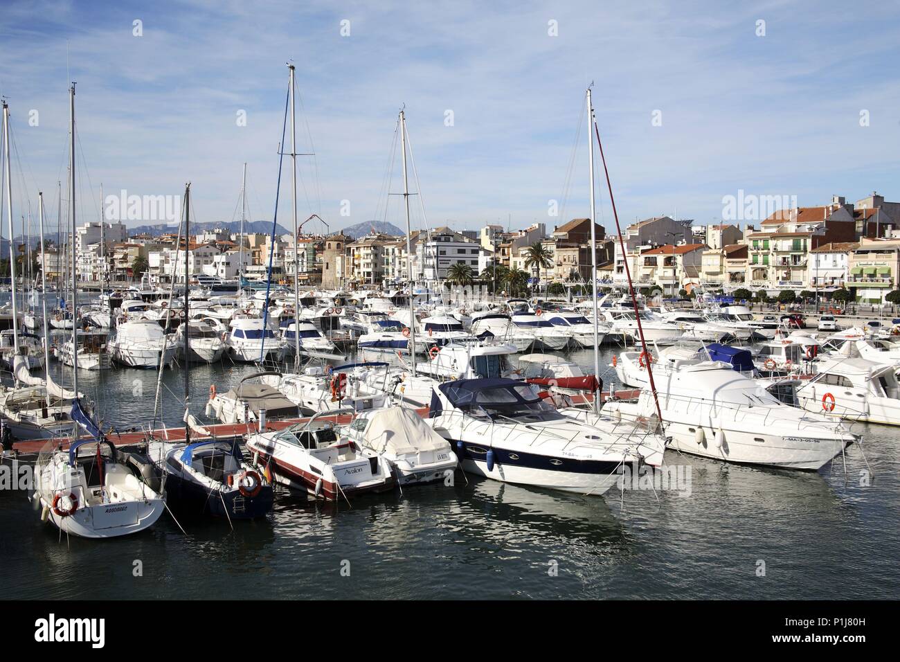 España - Catalunya - Baix Camp (distrito) - Tarragona. Cambrils; puerto  nautico / puerto deportivo Fotografía de stock - Alamy