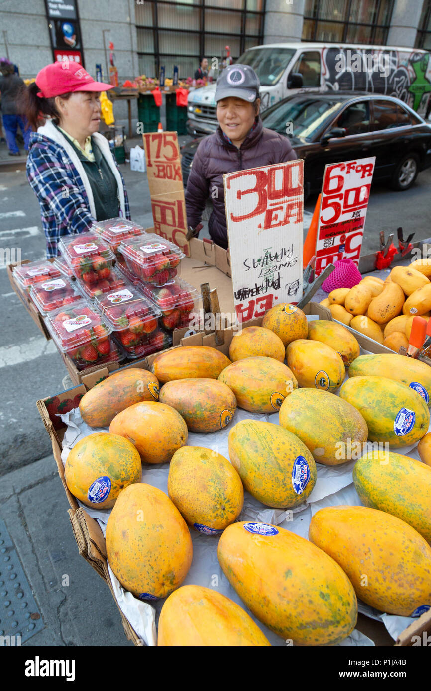 Chinatown de Nueva York, EE.UU. - comerciantes ambulantes de venta de alimentos en un mercado callejero, Chinatown, la ciudad de Nueva York, EE.UU. Foto de stock