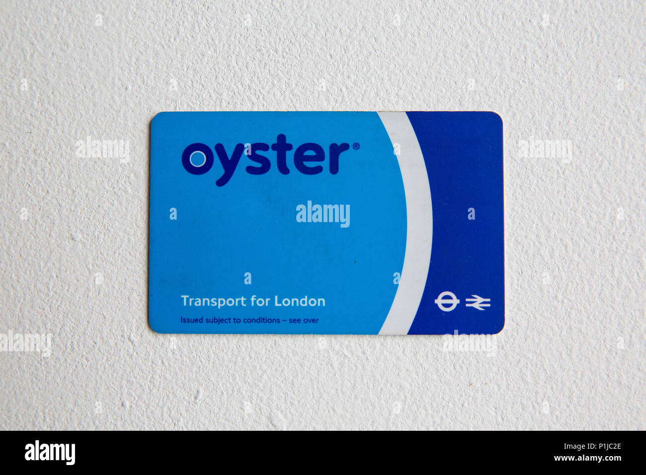 Un Londres viajes Oyster Card utilizado para el pago de la misa, transporte público, integrado, sobre un telón de fondo blanco Foto de stock