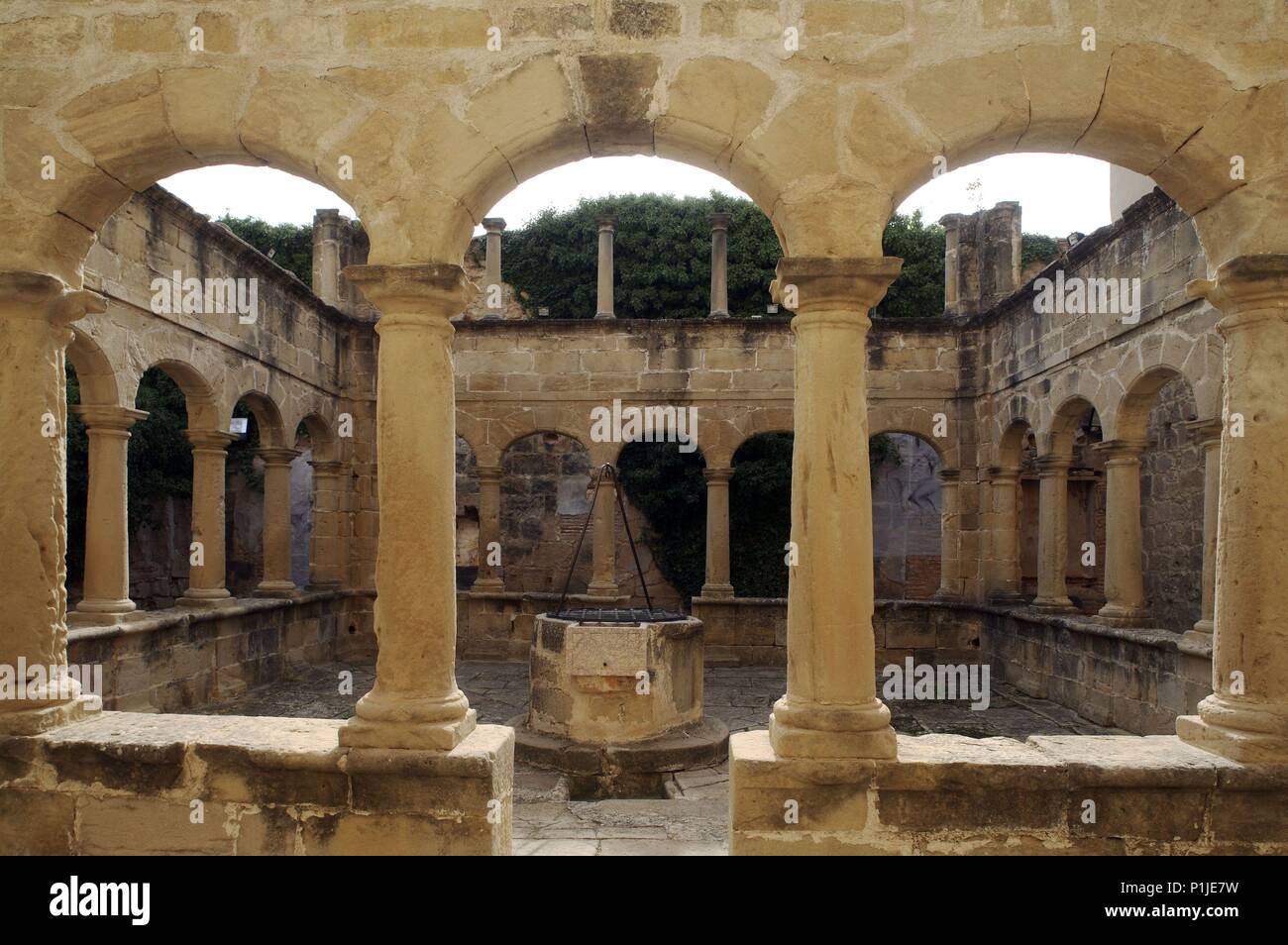 España - Catalunya - Terra Alta (distrito) - Tarragona. Horta de Sant Joan; Santuario/ Santuario de Sant Salvador, a los pies de la sierra homónima; claustro /claustro románico. Foto de stock