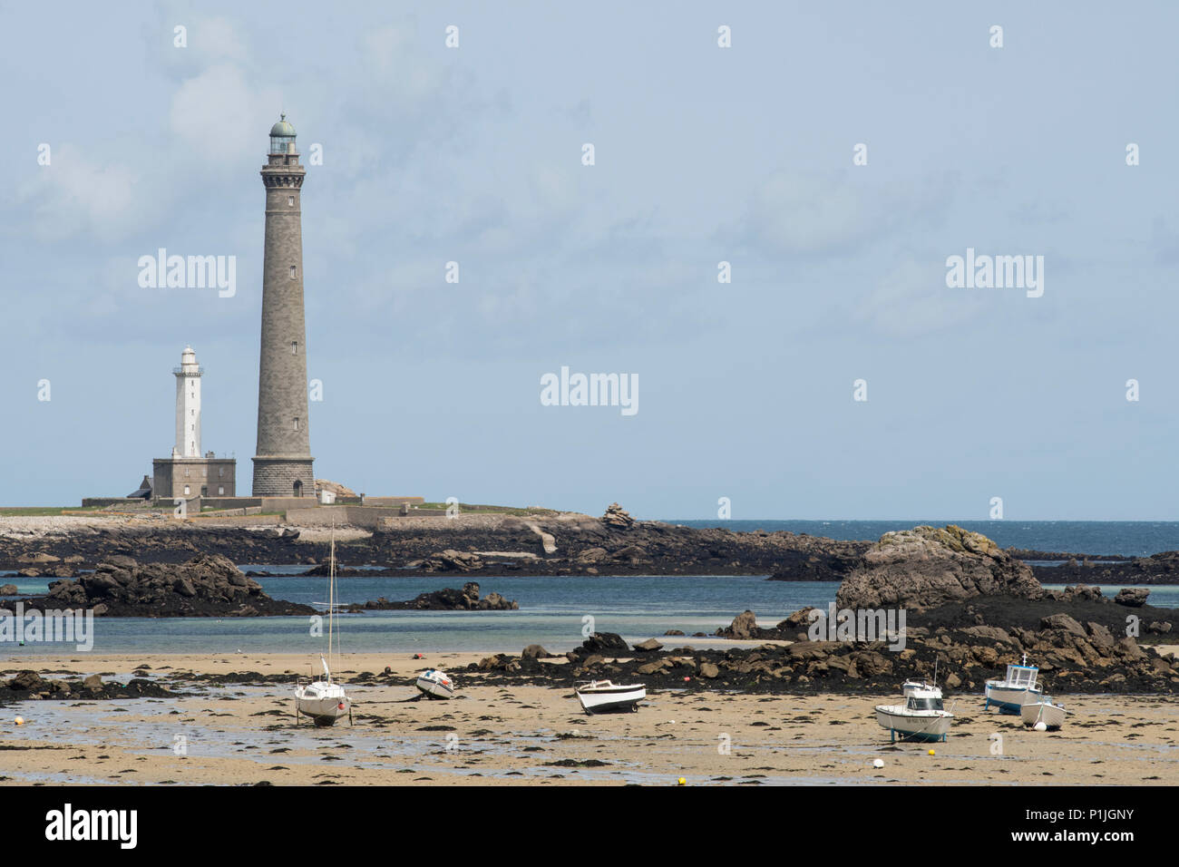 Île Vierge faro ( Phare de l'Île Vierge ), Plouguerneau Finistère, Bretaña, Francia es el faro de piedra más alto en Europa. Foto de stock