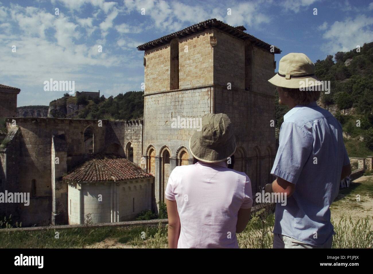 Monasterio de San Pedro de Arlanza; turistas extranjeros observando las ruinas de la Iglesia. Foto de stock