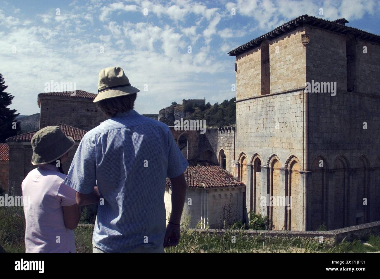 Monasterio de San Pedro de Arlanza; turistas extranjeros observando las ruinas de la Iglesia. Foto de stock