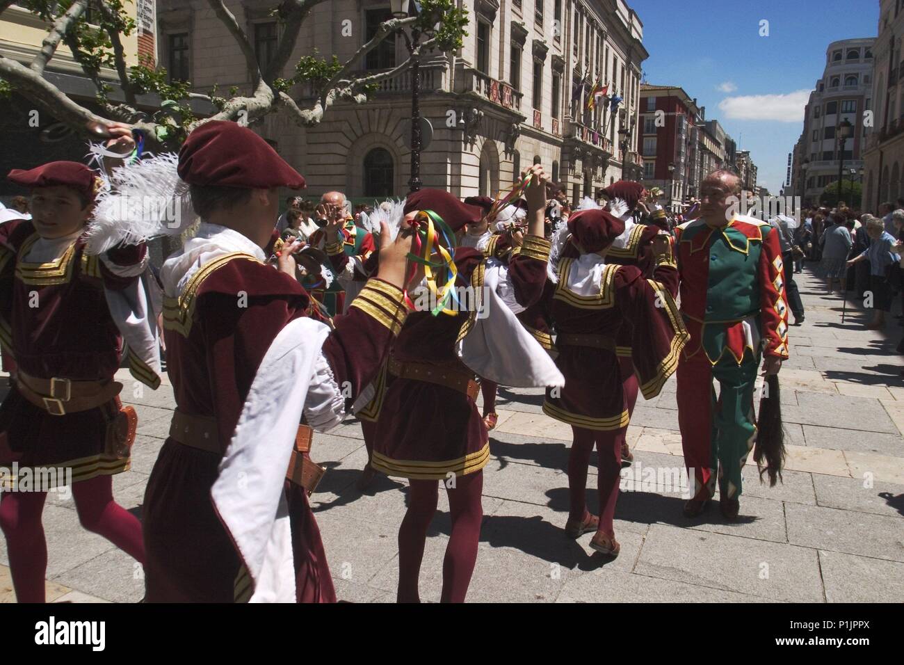 Día de fiesta en Burgos; los 'danzantes' en el Paseo del Espolón. Foto de stock