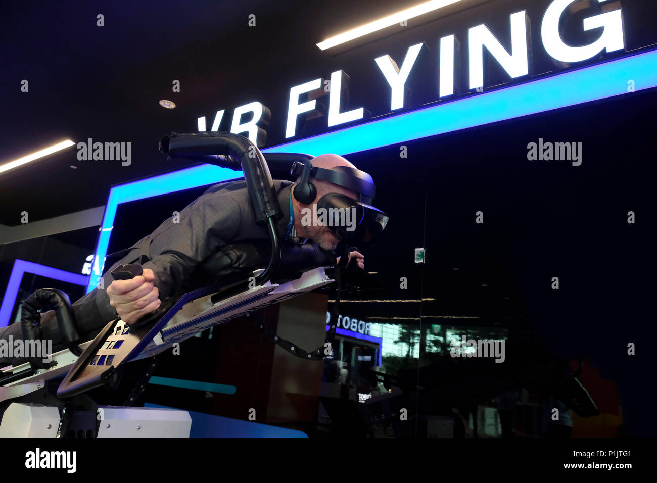 Un pasajero mediante una realidad virtual (VR) Headset interactúa con un  simulador de vuelo en la zona de experiencia en la nueva terminal de  pasajeros 2 en el aeropuerto internacional de Incheon,