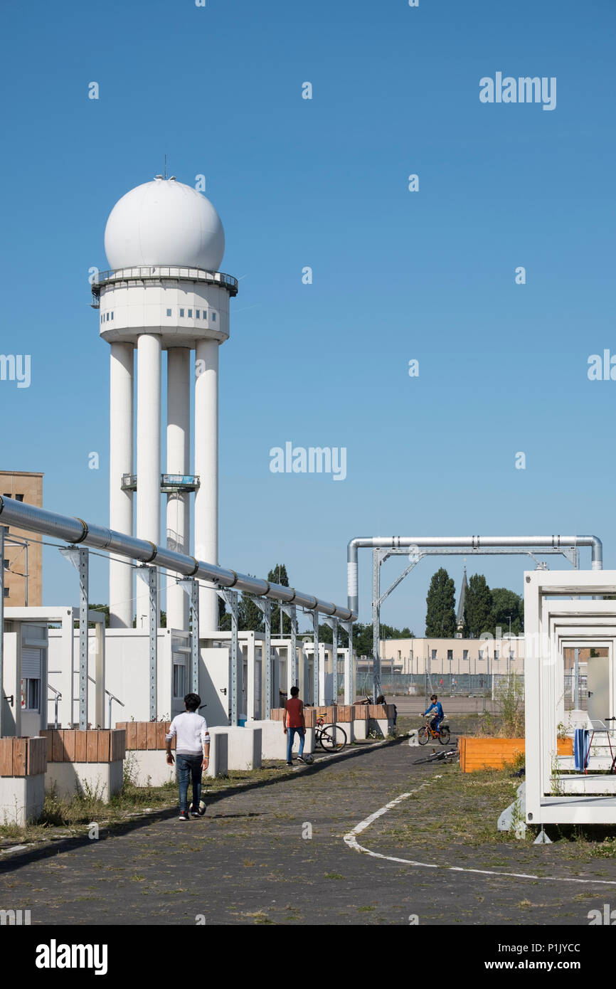 Campamento de refugiados en el aeropuerto de Tempelhof en Kreuzberg, Berlín, Alemania Foto de stock