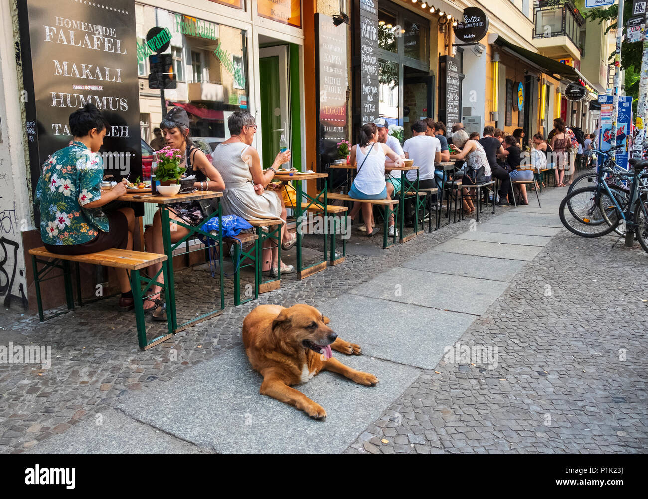 Intenso fin de semana restaurantes en el distrito de Friedrichshain de Berlín, Alemania Foto de stock