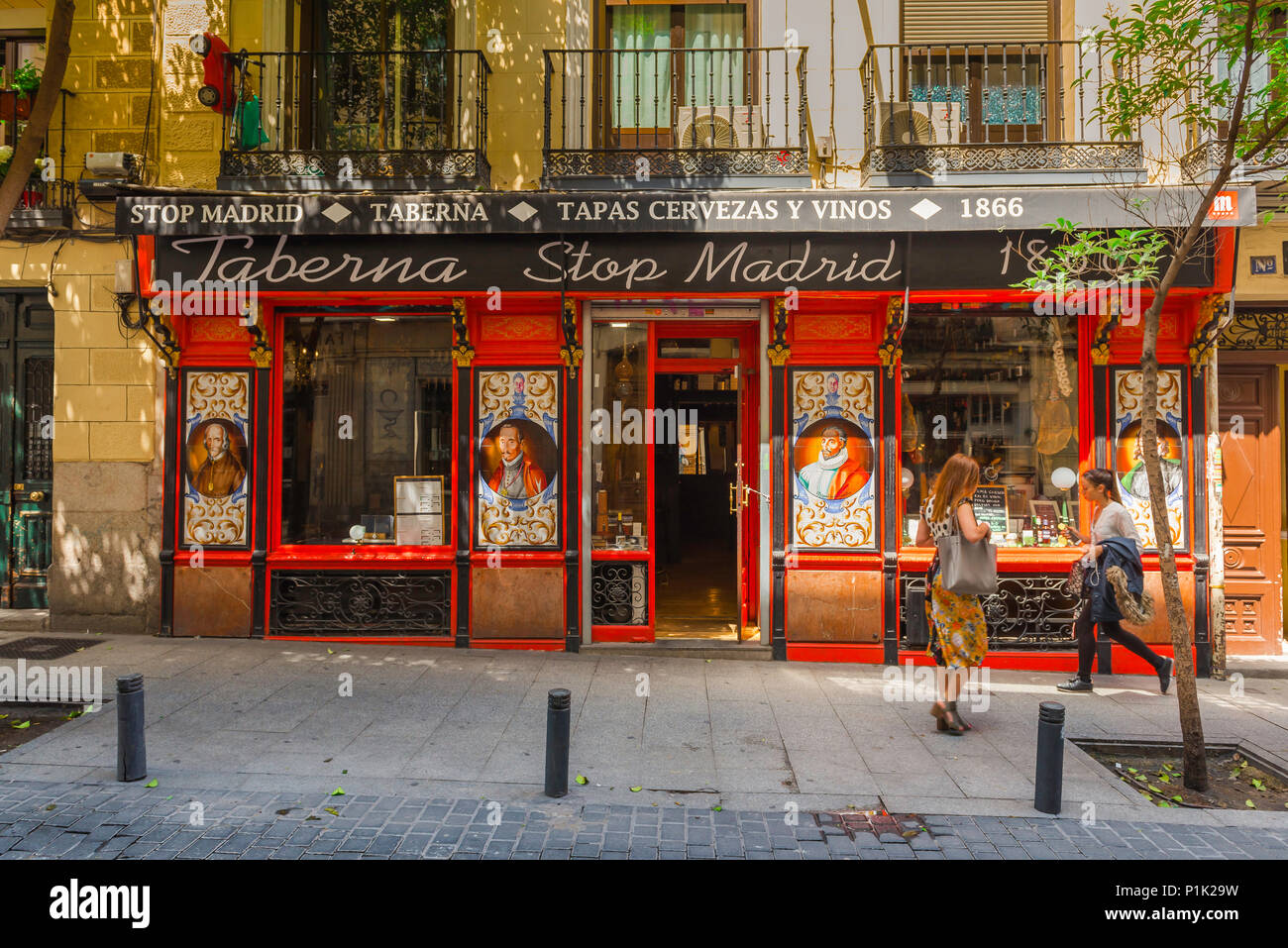 Madrid Huertas bar, vista del colorido frente de un bar en la histórica zona de Huertas de Madrid, España. Foto de stock