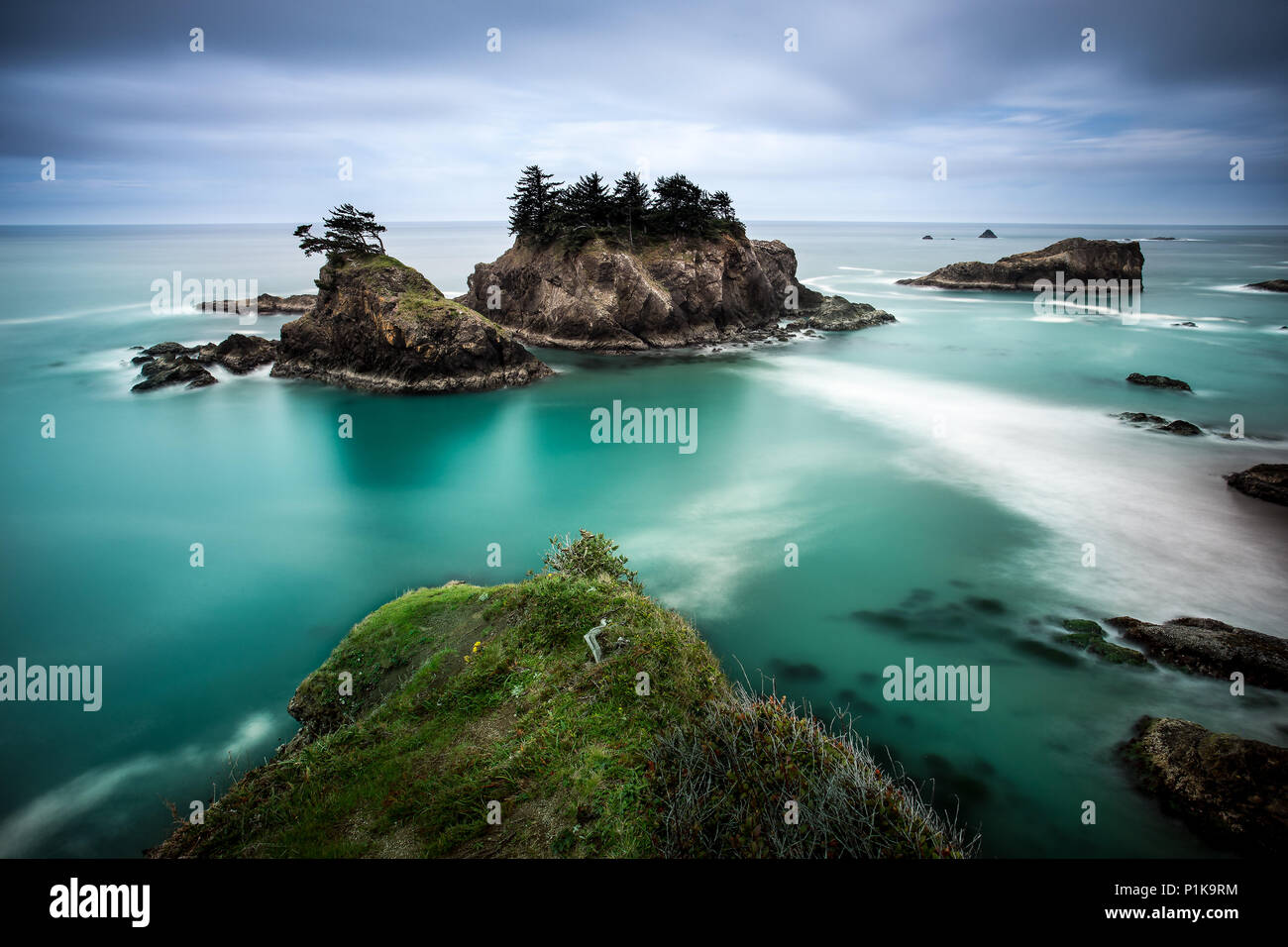 Paisaje costero de la isla, Parque Estatal Samuel H. Boardman, Oregon, Estados Unidos Foto de stock