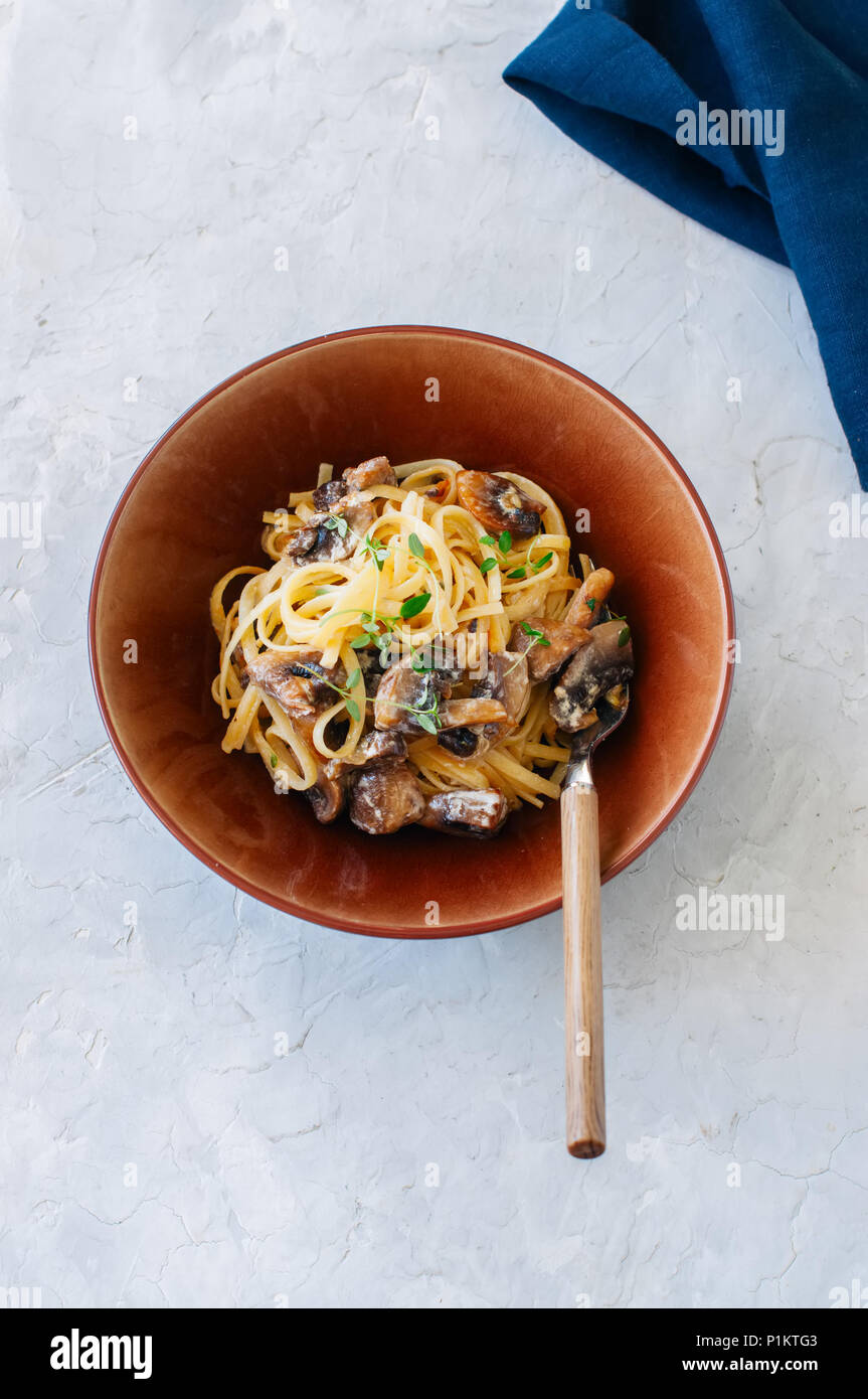 Concepto de comida italiana. Pasta con champiñones y salsa cremosa. Vista desde arriba. Foto de stock