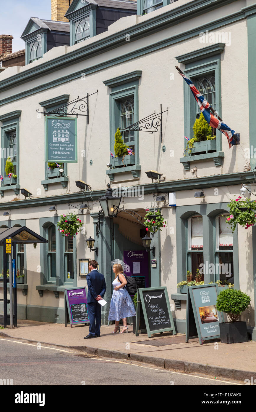 El Ormond Coaching Inn en la ciudad de Tetbury mercado en un concurrido sábado día de verano, Gloucestershire, Reino Unido. Los invitados a la boda para salir de la iglesia. Foto de stock