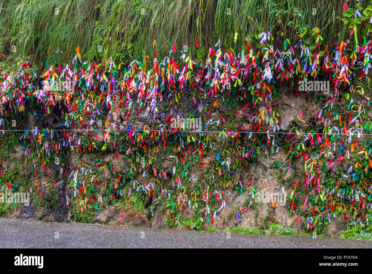 Cintas de colores para el cumplimiento de deseos en el lado de la carretera en Abjasia Foto de stock