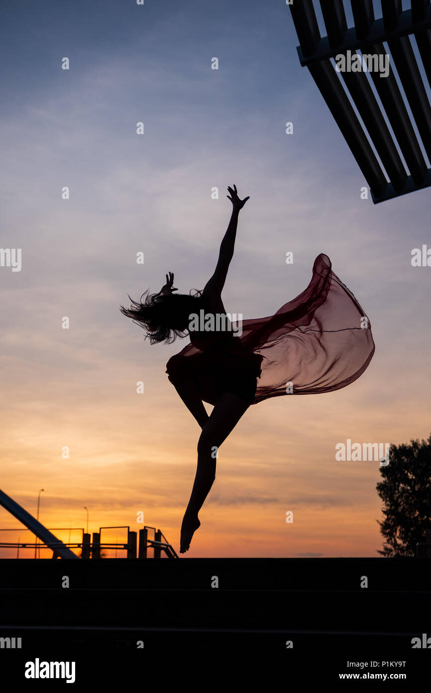 El Bailarín elegante mujer bailando ballet en la ciudad de Singapur Foto de stock