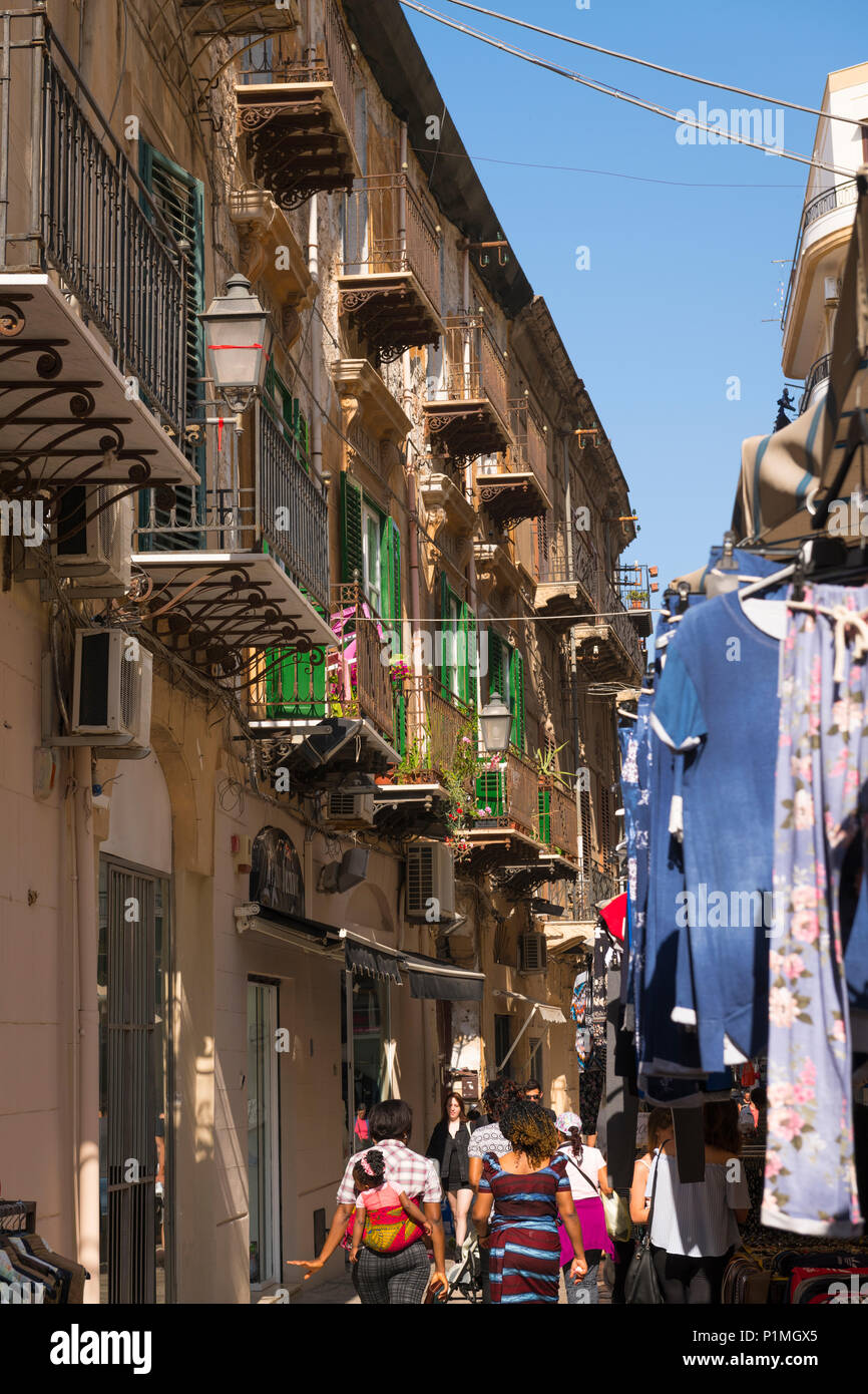 Italia Sicilia Palermo escena callejera estrechos típicos edificios  antiguos balcones persianas cuadros cuadro floral vegetal blue sky turistas  personas Fotografía de stock - Alamy