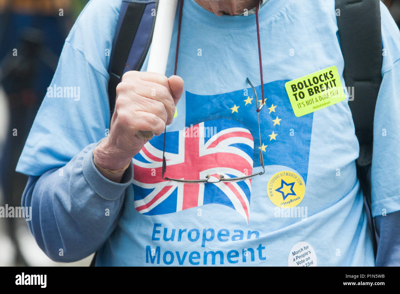 Londres, Reino Unido. 12 de junio de 2018. Pro UE y detener manifestantes Brexit permanecen fuera del Parlamento como miembros del Parlamento están configurados para iniciar la votación sobre las enmiendas a la Ley de retirada de la UE presentada por la Cámara de los Lores de crédito: amer ghazzal/Alamy Live News Foto de stock