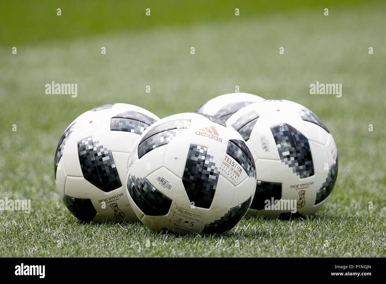 Pronunciar silueta Zumbido Moscú, Rusia. 13 de junio de 2018. Adidas Telstar diario pelota de fútbol  durante el entrenamiento oficial antes del partido inaugural de la Copa  Mundial de la FIFA 2018 entre Rusia y