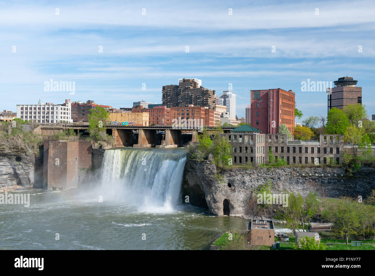 ROCHESTER, NY - 14 de mayo de 2018: la ciudad de Rochester, Nueva York, en el Alto cae a lo largo del río Genesee Foto de stock