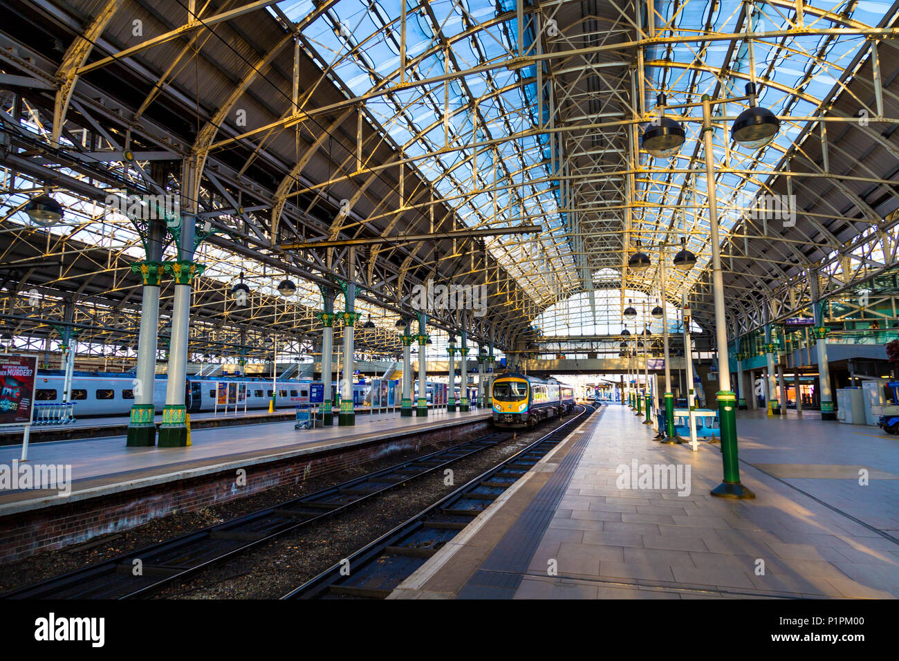 El interior y andenes de la estación de tren Manchester Piccadilly, Manchester, Reino Unido Foto de stock