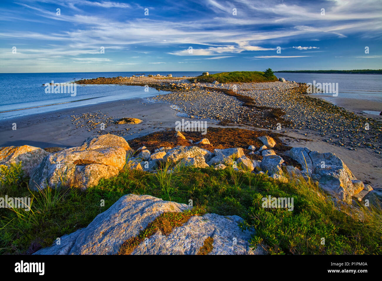 Cabecero costera en Sandy Bay Beach, que linda Thomas Raddall Provincial Park, Nova Scotia, Canadá Foto de stock