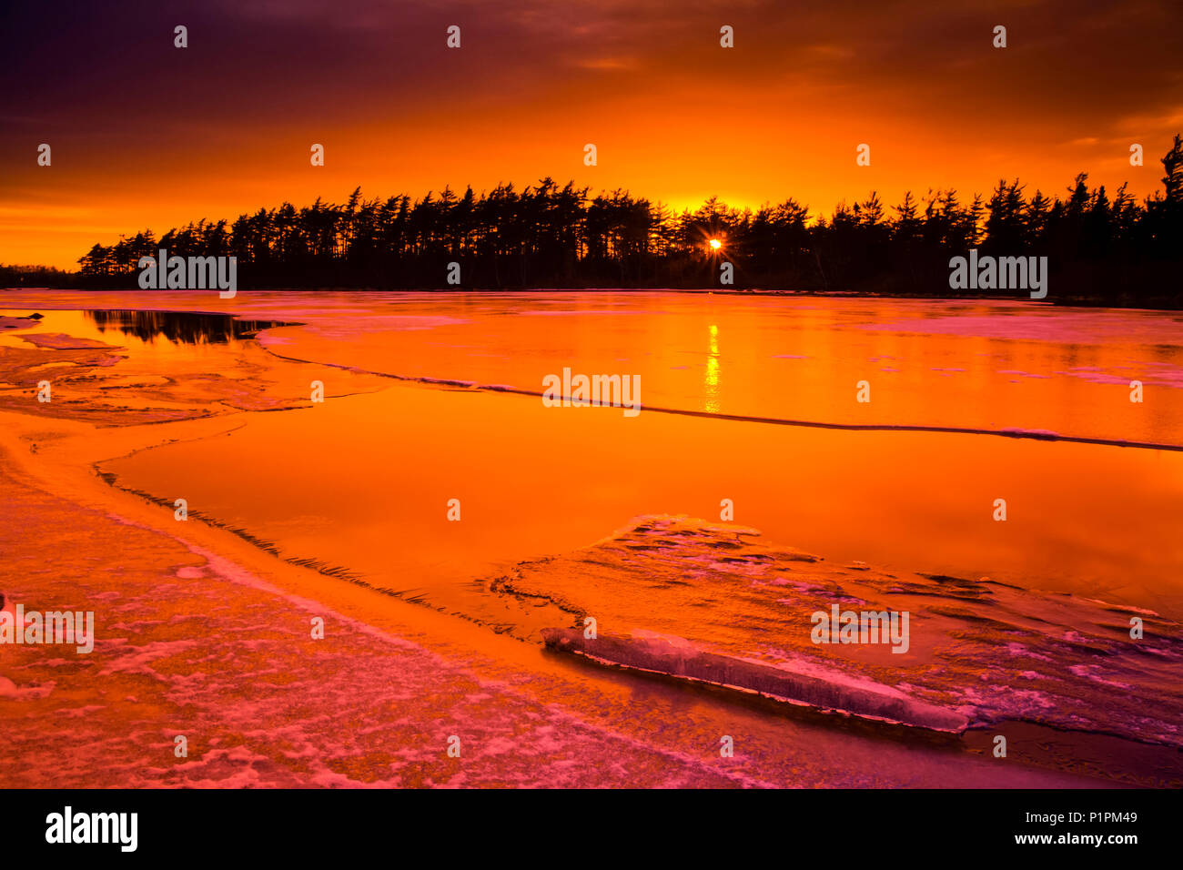 La descongelación del hielo al atardecer en el lago rocosos; Waverley, Nova Scotia, Canadá Foto de stock