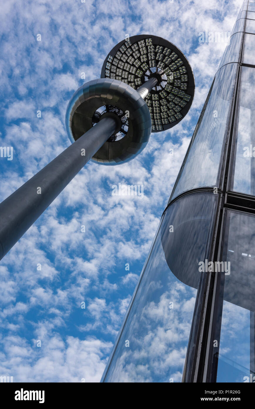 Una visión abstracta de edificios modernos y contemporáneos, y diferentes puntos de vista inusuales en más de Londres cerca de Riverside County Hall en el centro de Londres. Foto de stock