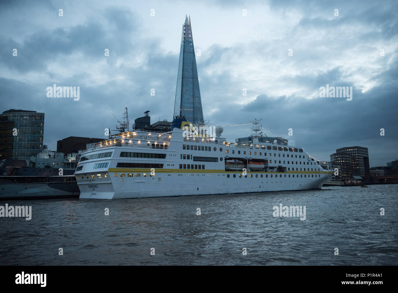 Londres, Reino Unido, el MS en el puerto de Hamburgo Foto de stock