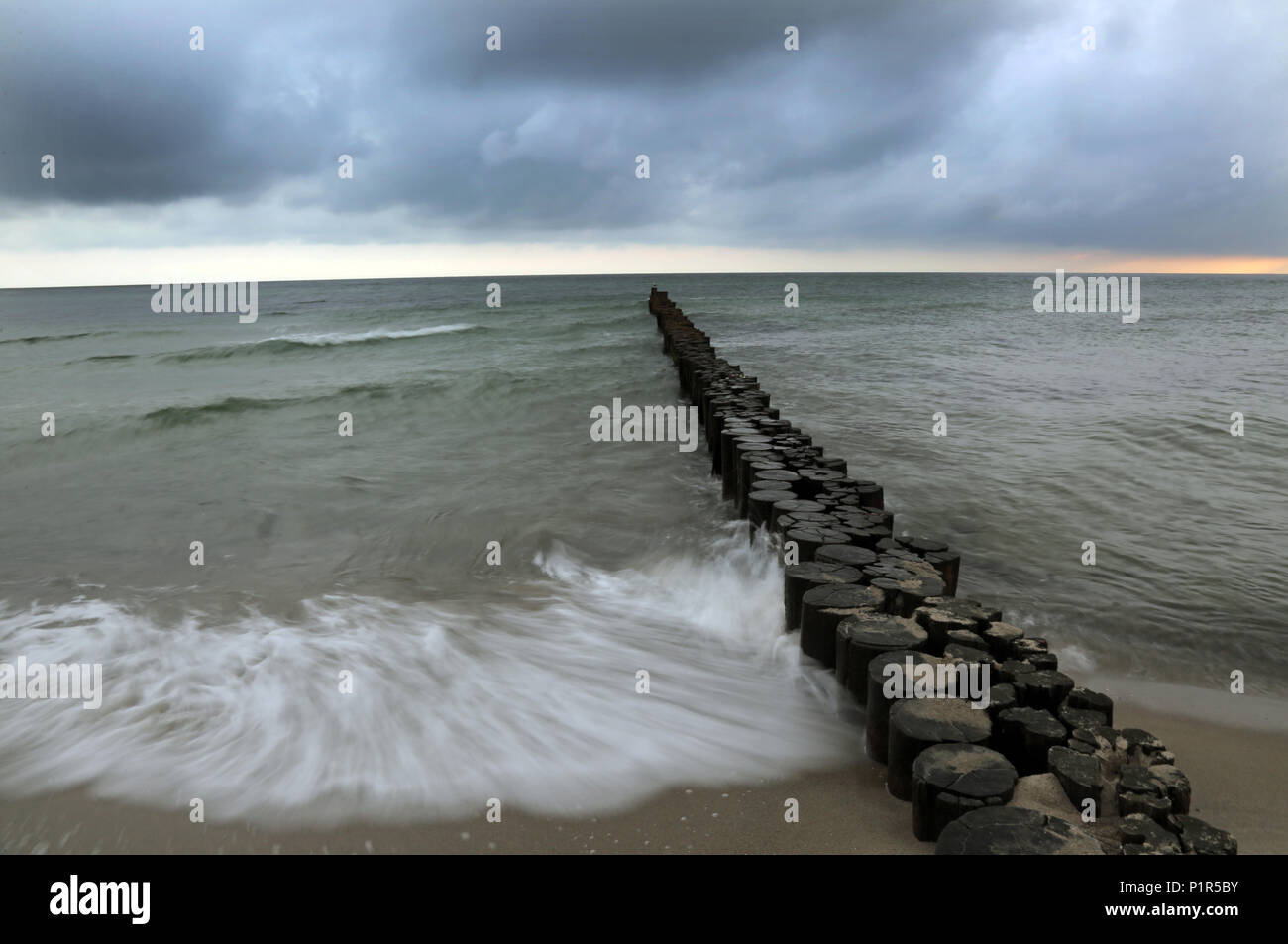 Kuehlungsborn, Alemania, las olas del mar Báltico salto en una gruta Foto de stock
