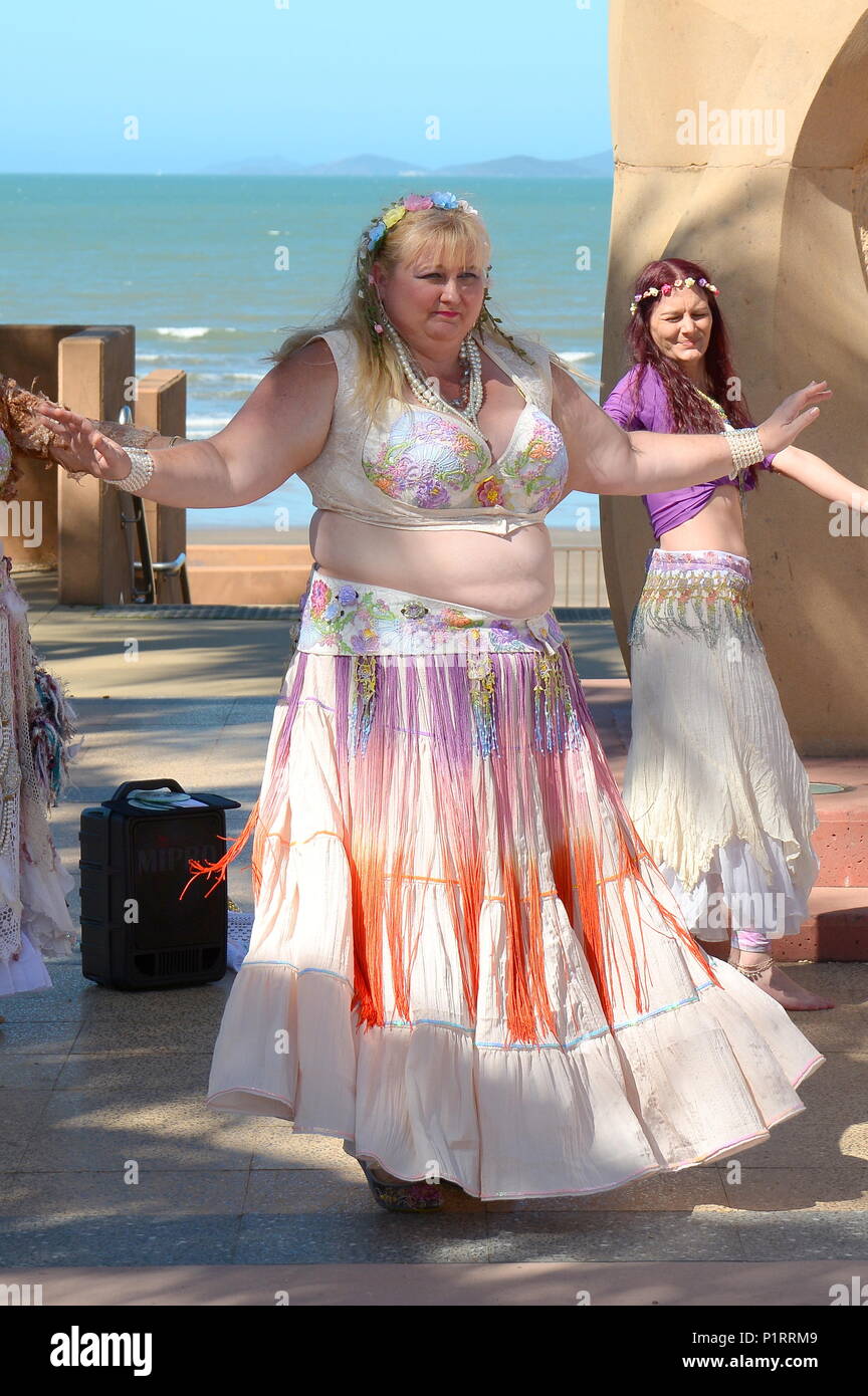 Una mujer con sobrepeso bailando en ropa tradicional Foto de stock