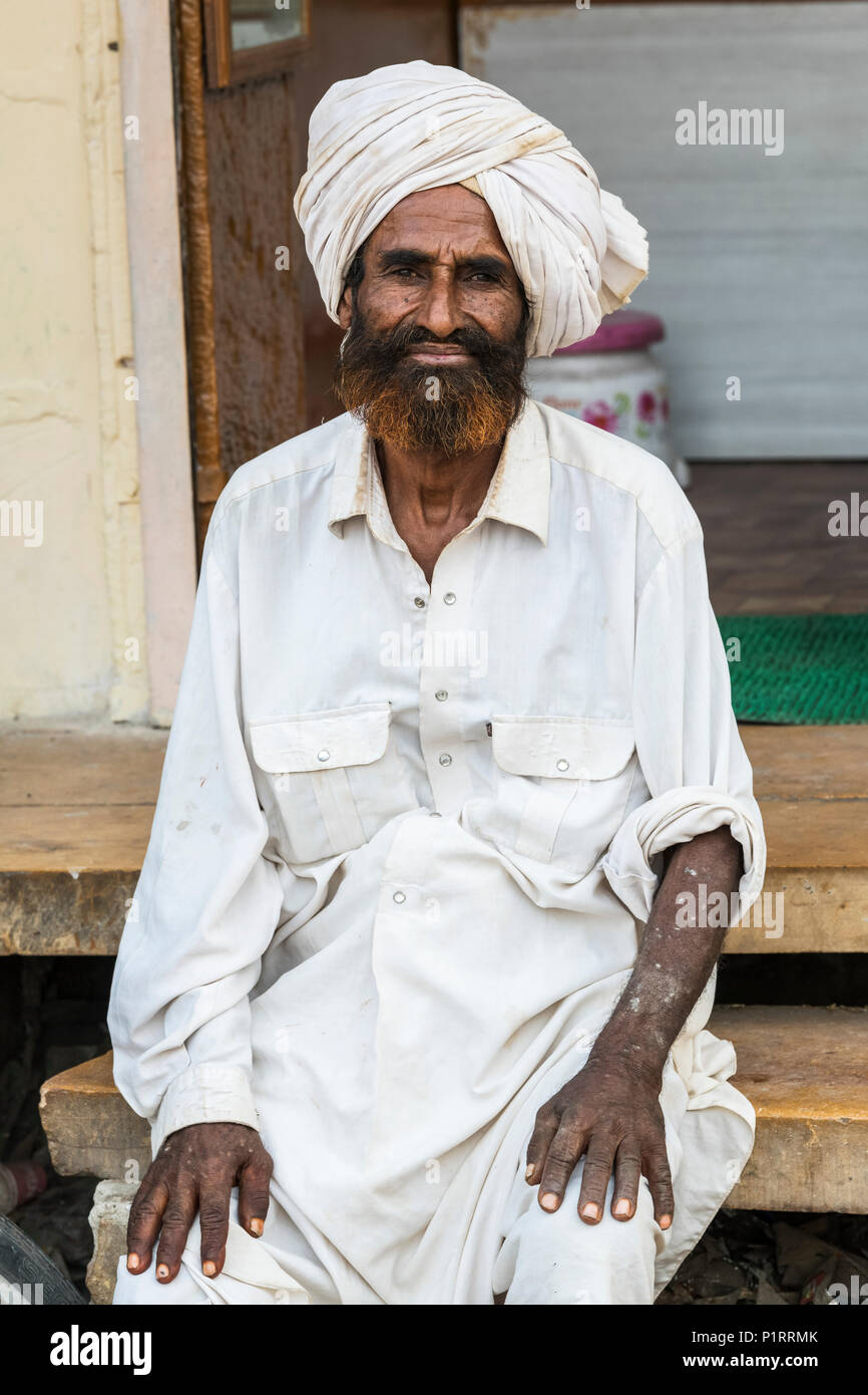 Retrato de un hombre de origen indio con turbante, Jaisalmer, Rajasthan, India Foto de stock