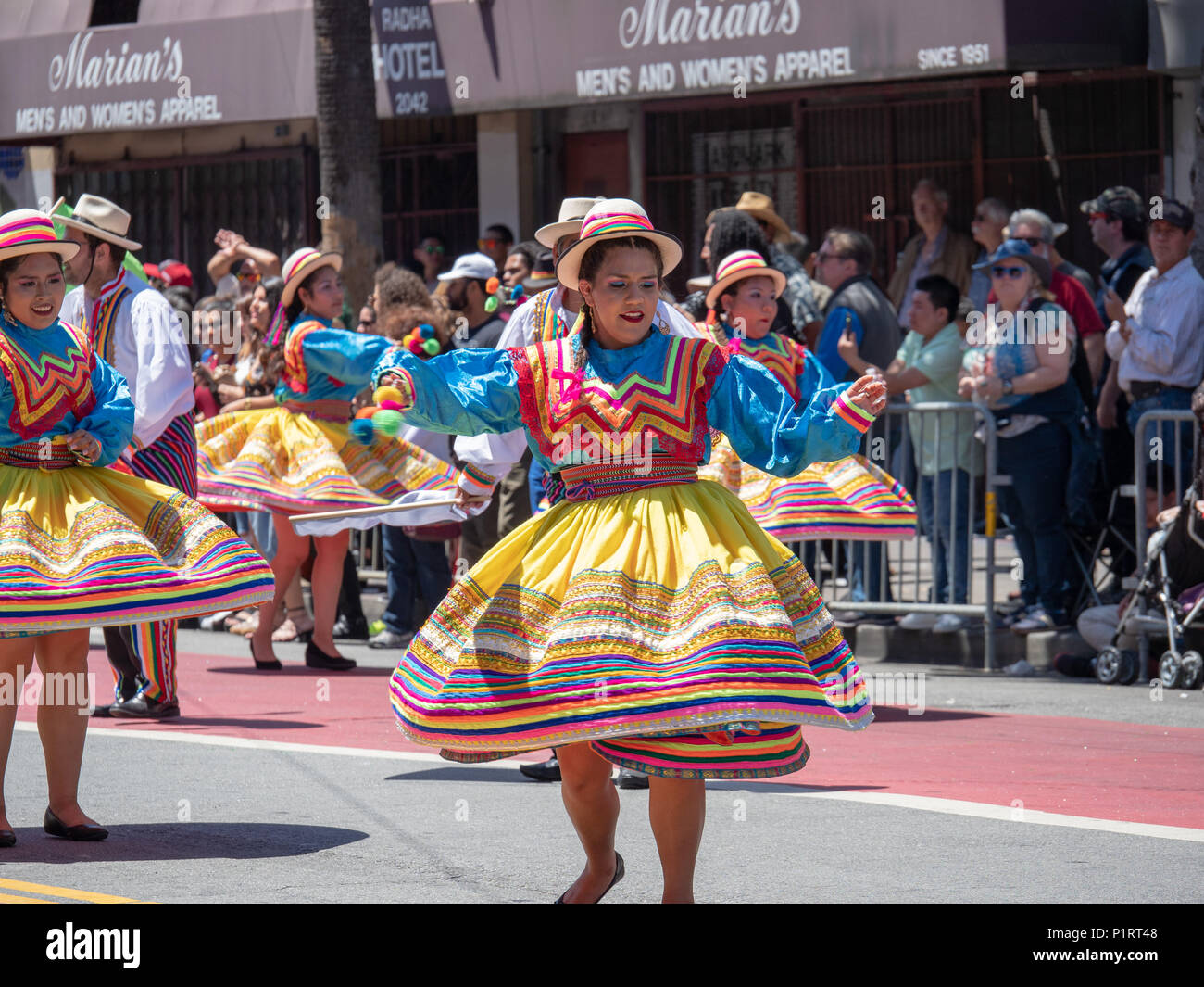 FRANCISCO, CA - May 27, 2018: Las mostrando spin movimientos de baile vestidos de fiesta vestidos mexicanos marchando hacia abajo el Caranval desfile Fotografía de stock - Alamy