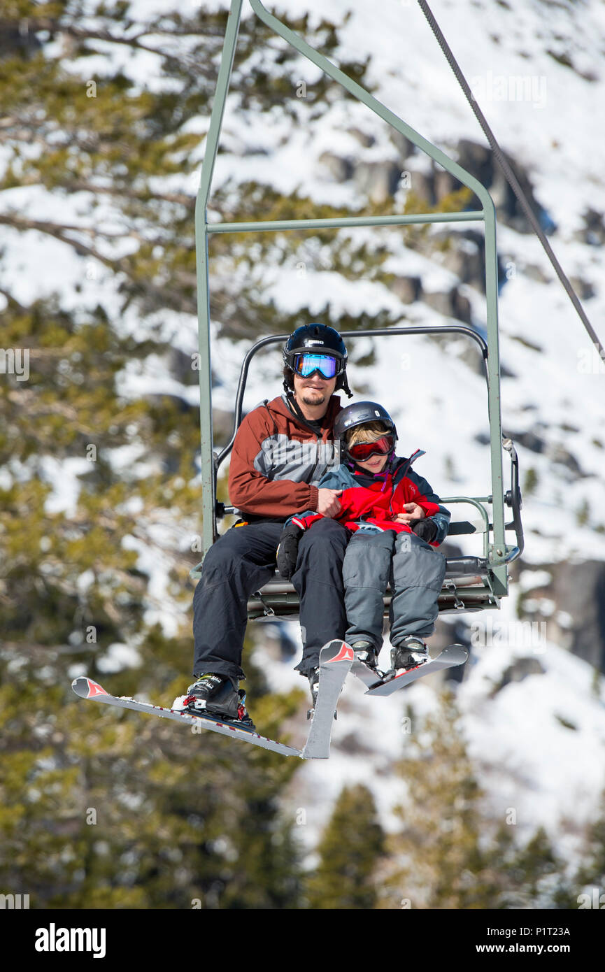 El padre y el hijo en un remonte de esquí de Squaw Valley en California, en América del Norte. Foto de stock