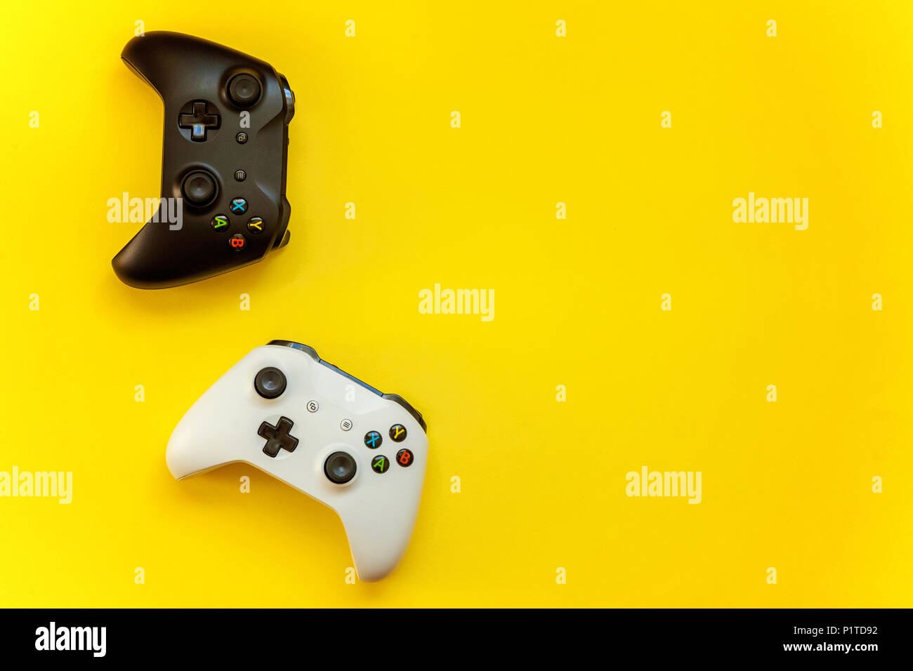 San Petersburgo, Rusia - Abril 13, 2018: blanco y negro joystick gamepad Xbox uno s, consola de juegos sobre fondo amarillo. Competencia de juegos de ordenador Foto de stock