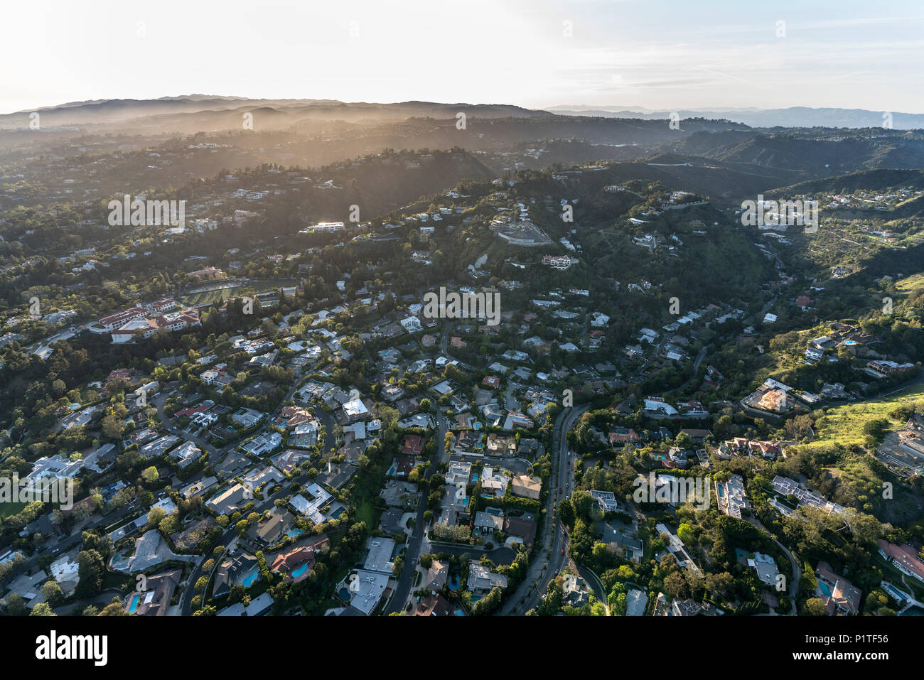 Vista aérea de Holmby Hills y Benedict Canyon barrio de Beverly Hills y Los Angeles, California. Foto de stock