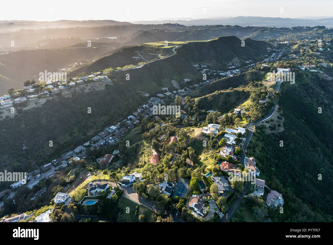 Vista aérea del sur de Beverly Park casas en la colina Santa Monica Mountains encima de Beverly Hills y Los Angeles, California. Foto de stock