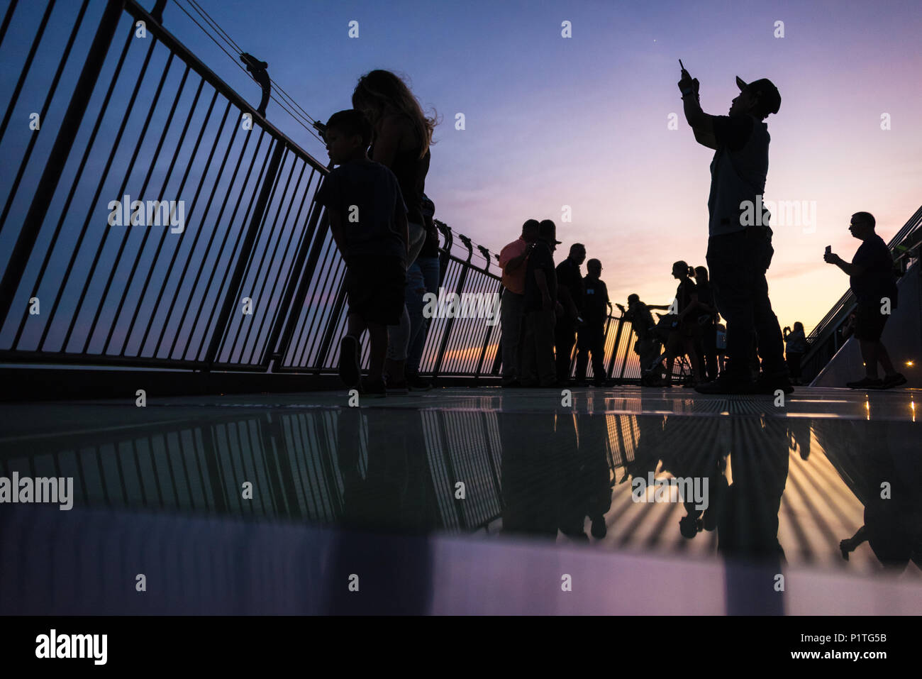 Las personas que toman fotos al atardecer con vistas a Memphis, TN a lo largo del Río Mississippi desde la plataforma de observación cerca de la cúspide de la pirámide de Memphis. (Ee.Uu.) Foto de stock