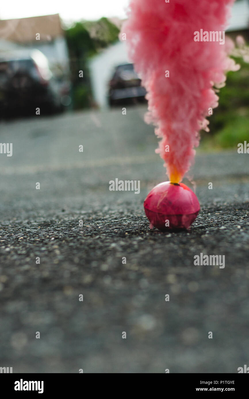 Bomba de humo fotografías e imágenes de alta resolución - Alamy