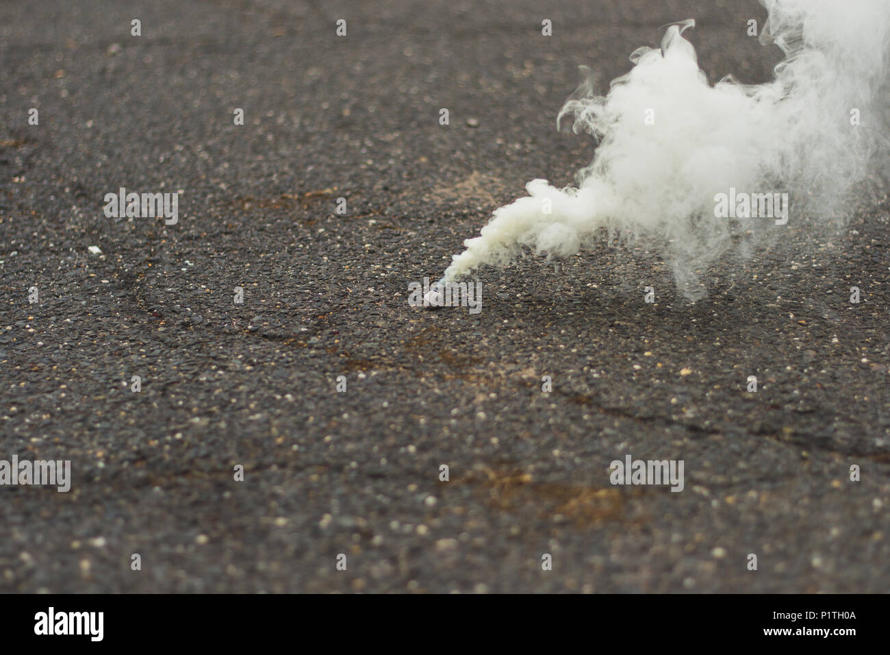 Bomba de humo blanco en la calle fumar Fotografía de stock - Alamy