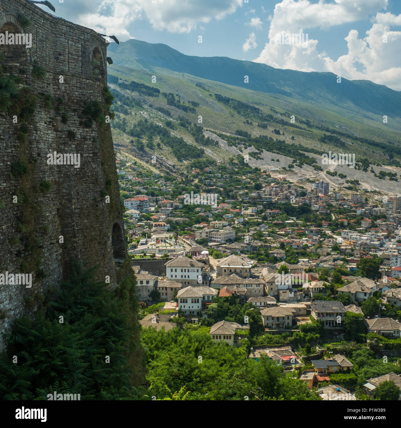 Vista desde el castillo en Gjirokaster en Albania. Su casco antiguo es otomana y un sitio de Patrimonio Mundial de la Unesco. Foto de stock