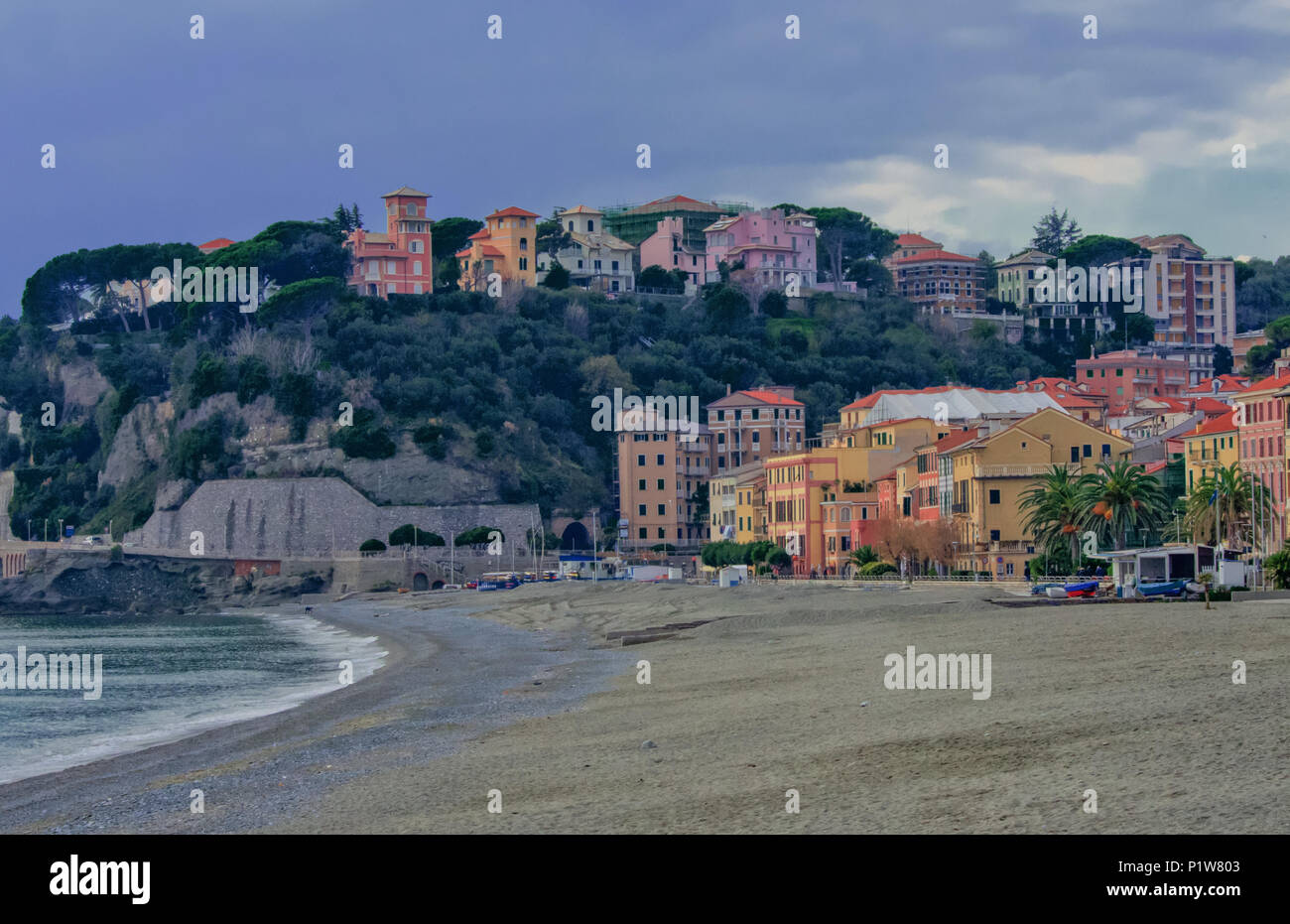 Aldea con casas con vistas a la playa con colores brillantes.Celle Ligure, Italia Foto de stock