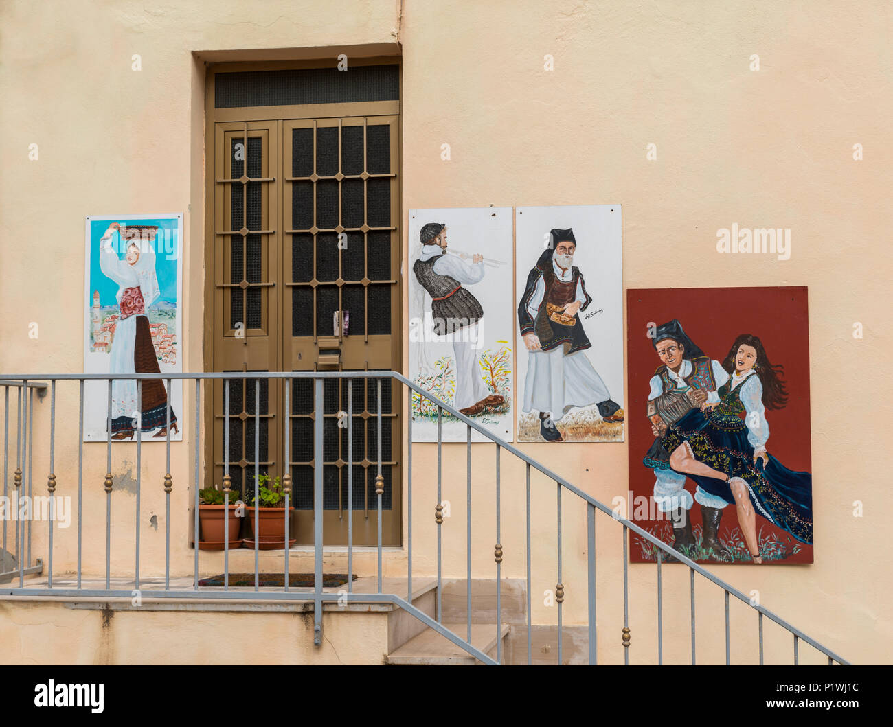 Castelsardo,Italia,11-Abril-2018,:murales en castelsardo con trajes de sardina, Cerdeña es famosa de sus murales o pinturas murales con mayormente política Foto de stock