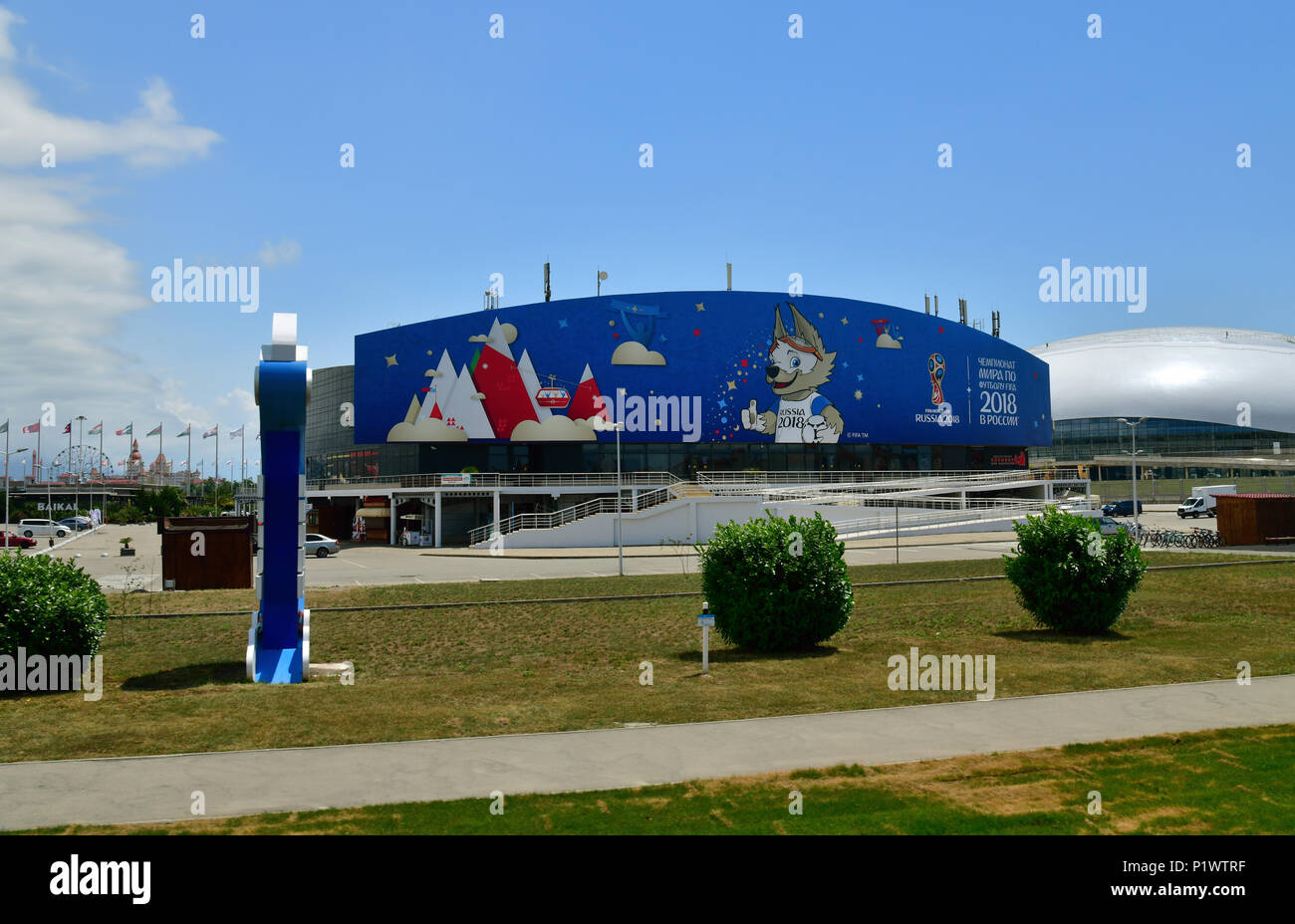 Sochi, Rusia - 2 de junio. 2018. Ice Cube es complejo deportivo decorado para la Copa Mundial de la FIFA en el Parque Olímpico Foto de stock