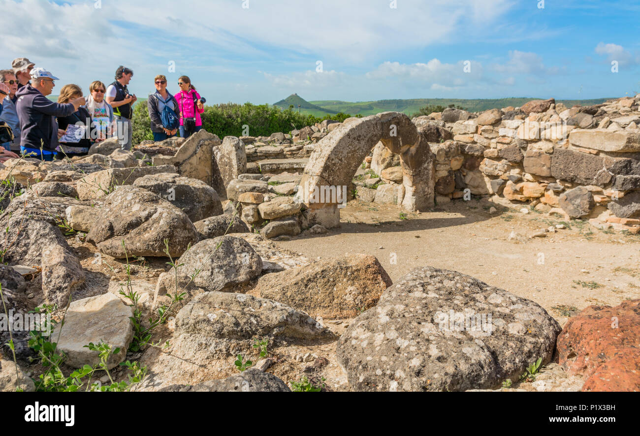 Guía y visitantes de Nuraghe Su Nuraxi, Sitio del Patrimonio Mundial de la UNESCO, cerca de Barumini, Sud Sardegna provincia, Cerdeña, Italia Foto de stock