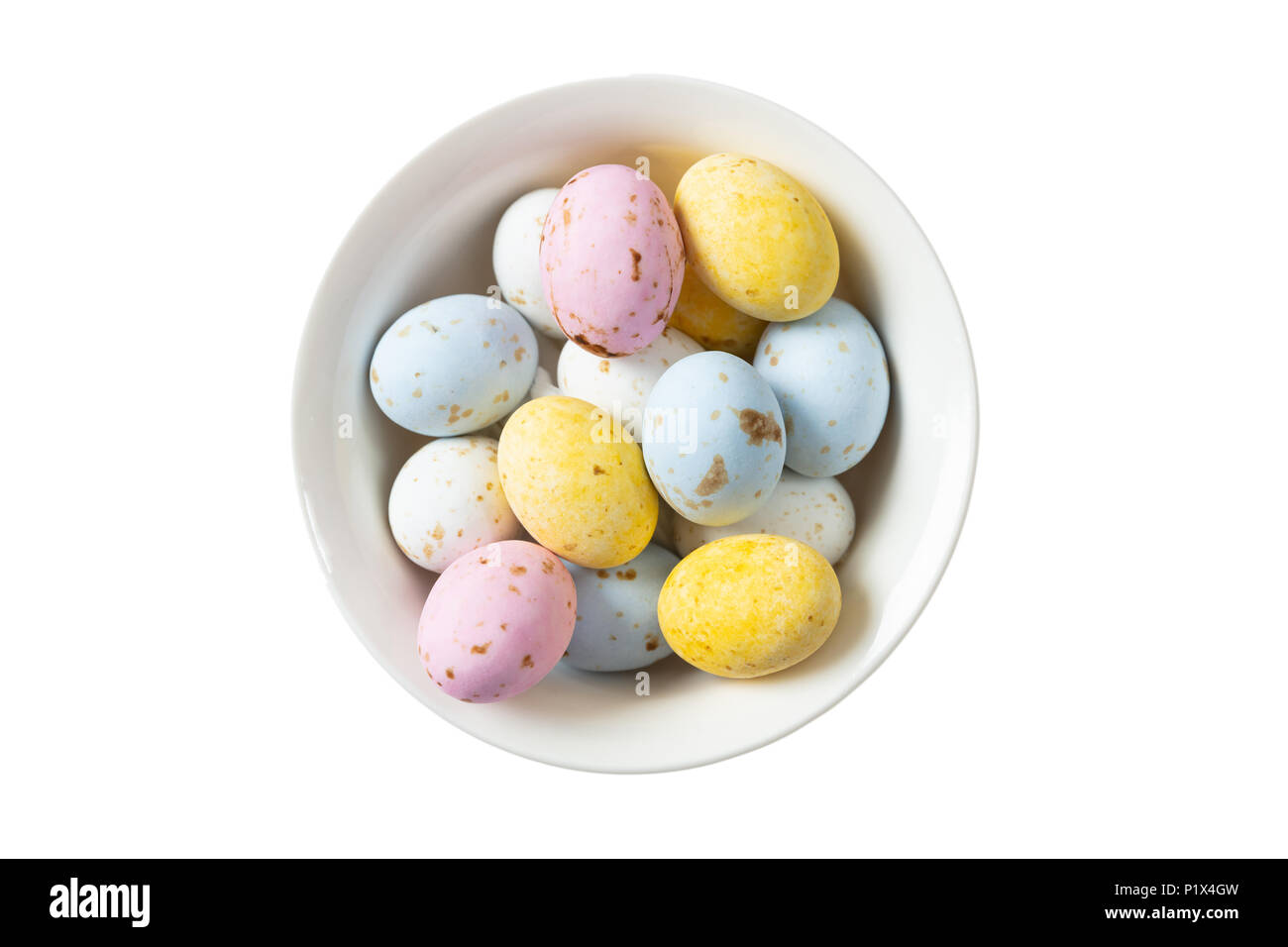 La temporada de vacaciones de concepto. Coloridos huevos de Pascua en un tazón, vista superior, corte y aislado sobre fondo blanco. Foto de stock