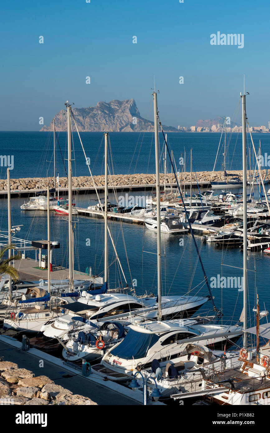 Vista de yates y veleros en el puerto deportivo de Moraira, Calpe y el peñón de ifach en el fondo, la Costa Blanca, Alicante, España Foto de stock