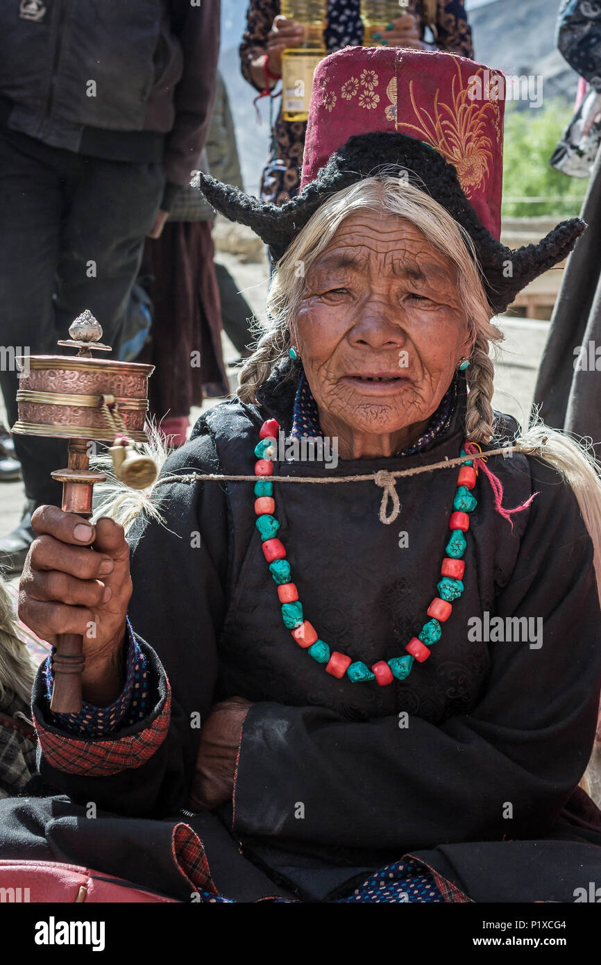 Lamayuru, India - Junio 19, 2017: No identificados con la vieja dama ladakh rueda de oración tibetano durante el festival budista de Lamayuru Gompa monasterio, Lad Foto de stock