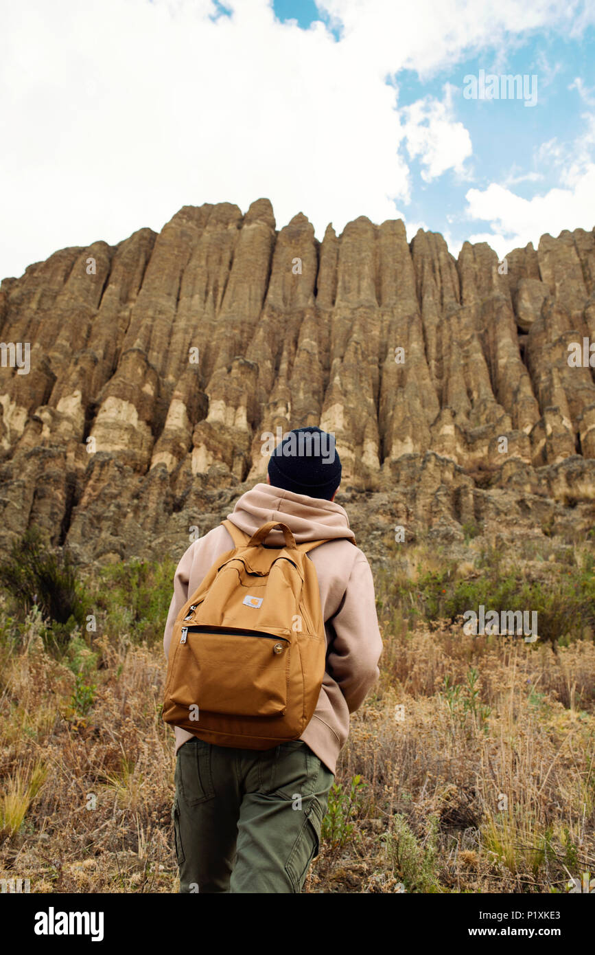 Admirar el Valle de las Animas; la naturaleza diseñó maravillosas montañas de arcilla talladas por la erosión, la lluvia, el viento y el sol. La Paz, Bolivia. Foto de stock