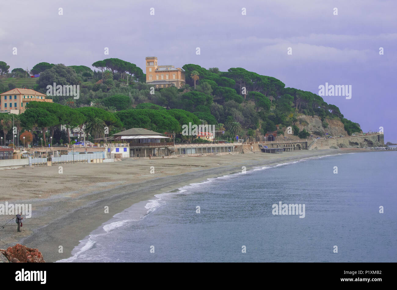 La primera luz del día en la larga playa desierta. Celle Ligure, Liguria, Italia Foto de stock