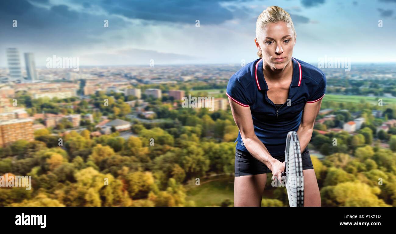 Jugador de tenis mujer con la ciudad de fondo con raqueta Foto de stock