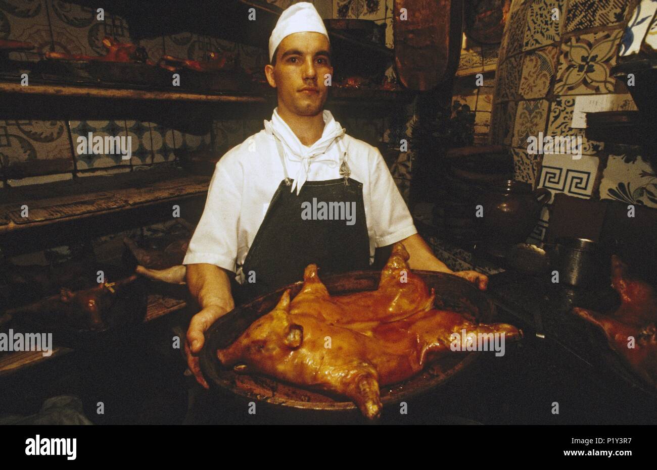 Imperativo Clásico dolor de cabeza Casa Botín' (Calle Cuchilleros), el restaurante más antiguo del mundo; la  cocina con el cochinillo asado Fotografía de stock - Alamy